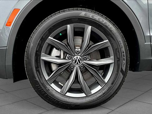 Used 2024 Volkswagen Tiguan SE image 11