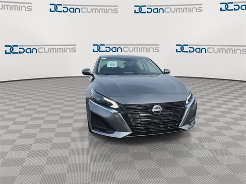 Used 2023 Nissan Altima 2.5 SV image 3