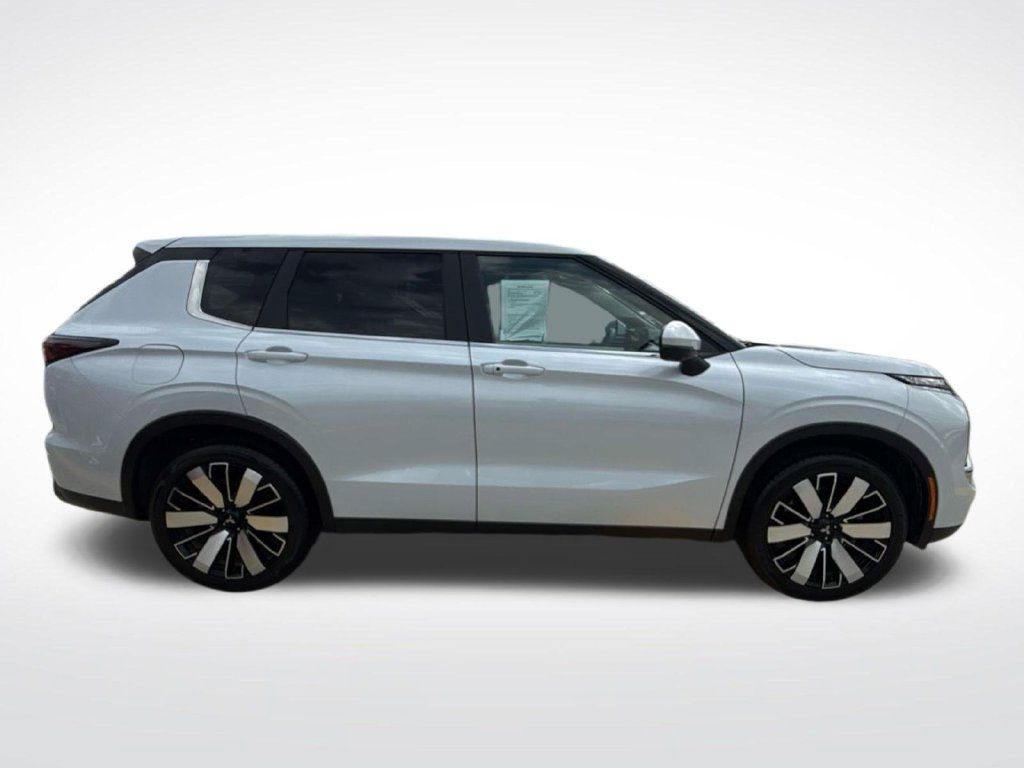 Used 2026 Mitsubishi Outlander SE FWD image 10