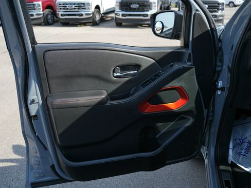 Used 2023 Nissan Frontier 4x4 Crew Cab image 17