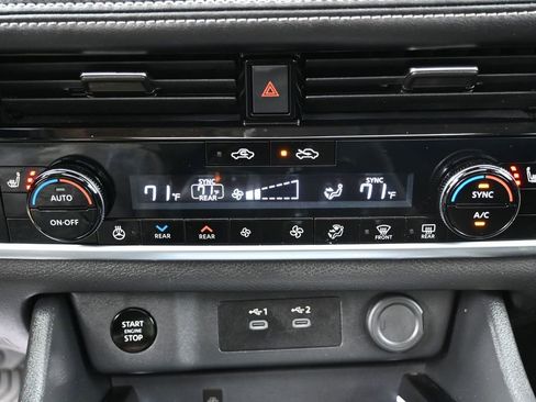 Used 2024 Nissan Rogue SL w/ SL Premium Package image 31