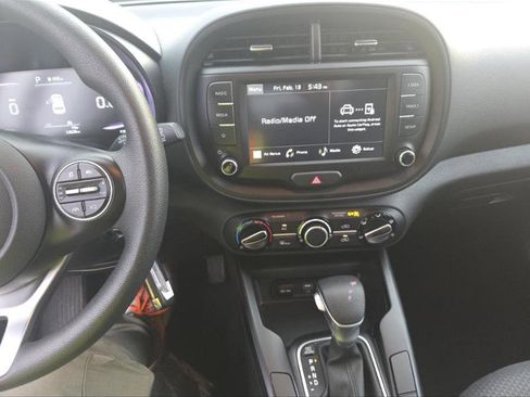 Used 2025 Kia Soul LX w/ LX Technology Package FWD image 5