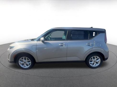 Used 2025 Kia Soul LX w/ LX Technology Package FWD image 9