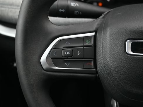 Used 2023 Jeep Compass Latitude image 29