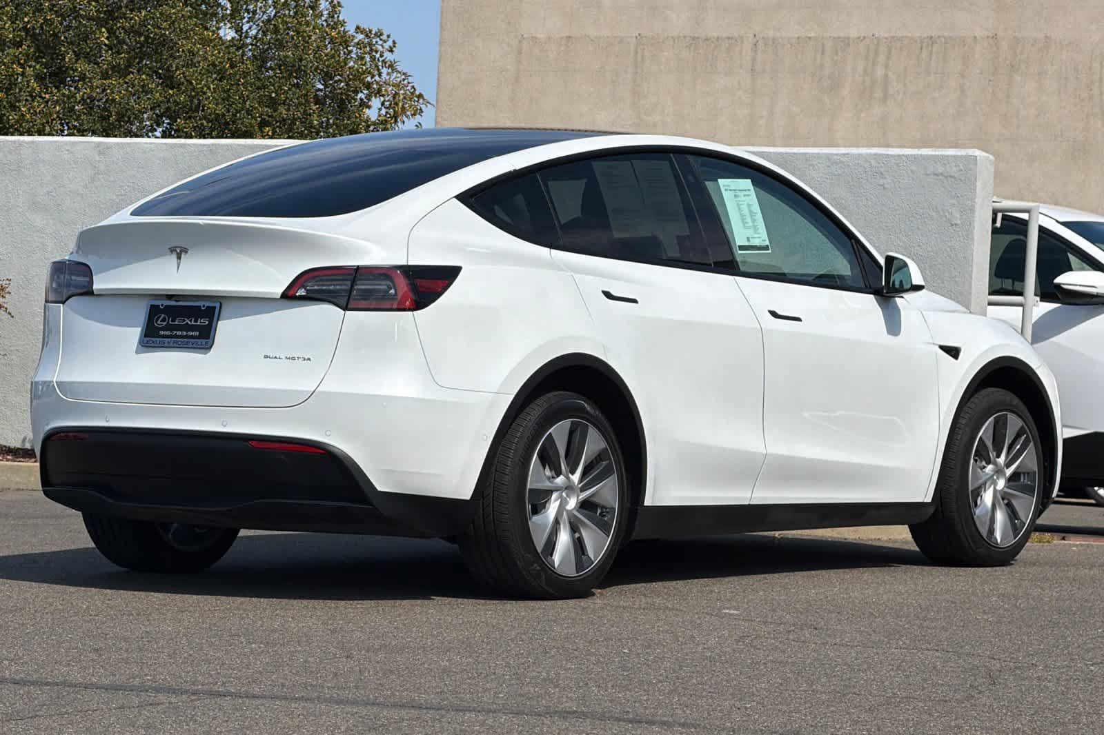 Used 2022 Tesla Model Y Long Range AWD/4WD image 2