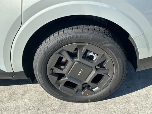 New 2026 Kia Carnival EX FWD image 11