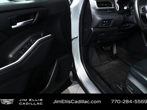 Used 2024 Toyota Highlander XLE image 8