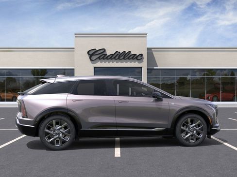 New 2026 Cadillac Optiq Luxury 2 image 37