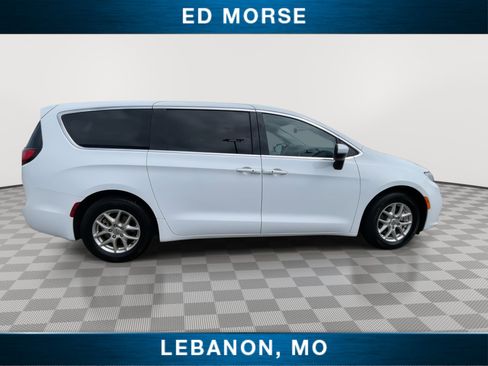 Used 2023 Chrysler Pacifica Touring-L FWD image 9
