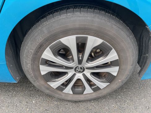 Used 2022 Toyota Prius Prime XLE image 3