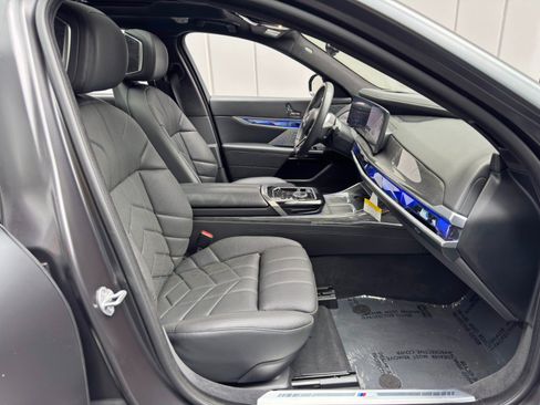 Used 2023 BMW i7 xDrive60 AWD/4WD image 17