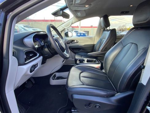 Used 2024 Chrysler Pacifica Touring-L image 10