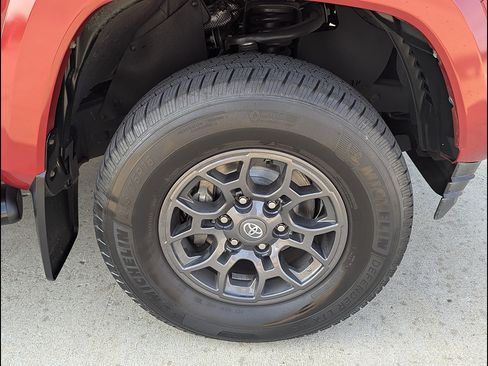 Used 2018 Toyota Tacoma SR5 AWD/4WD image 18