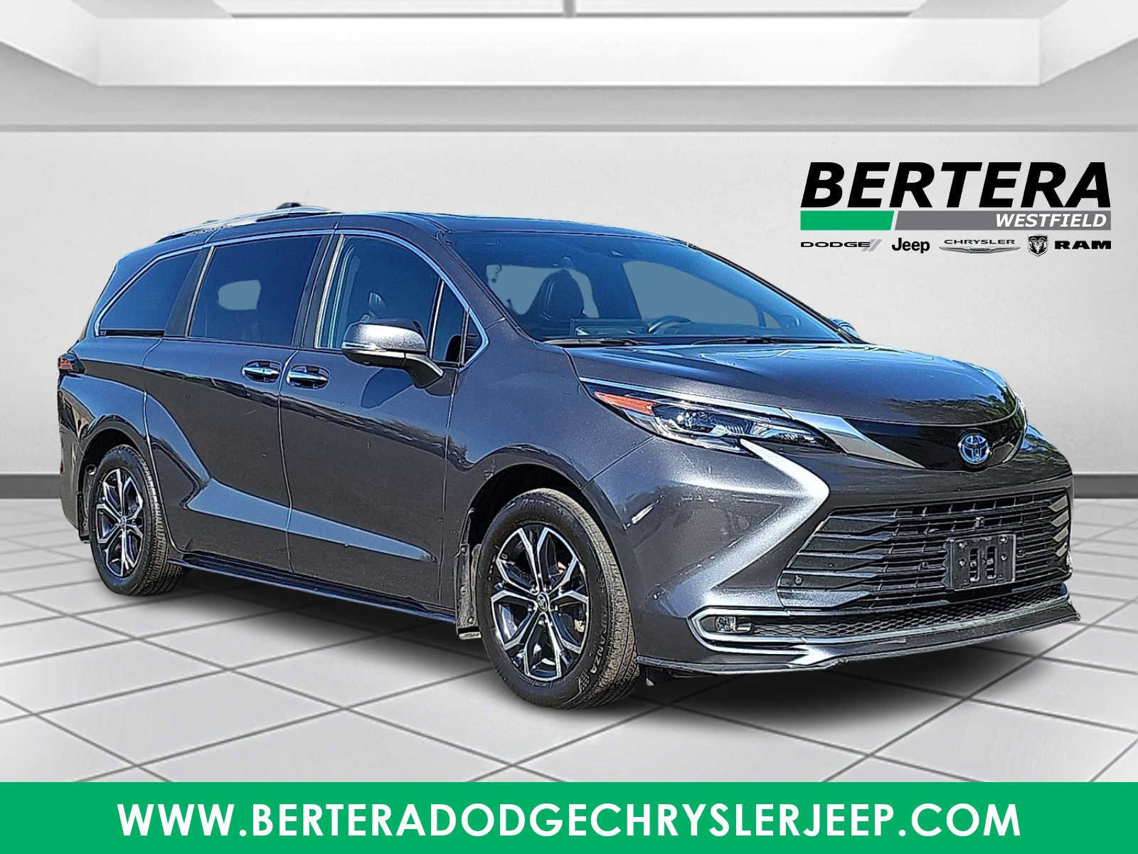 Used 2025 Toyota Sienna Platinum AWD/4WD image 1