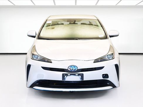 Used 2019 Toyota Prius L Eco image 2