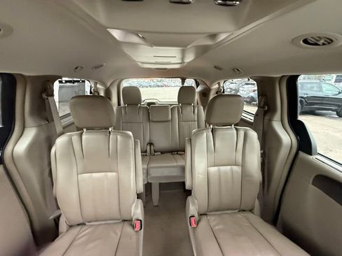 Used 2015 Chrysler Town & Country Touring image 24