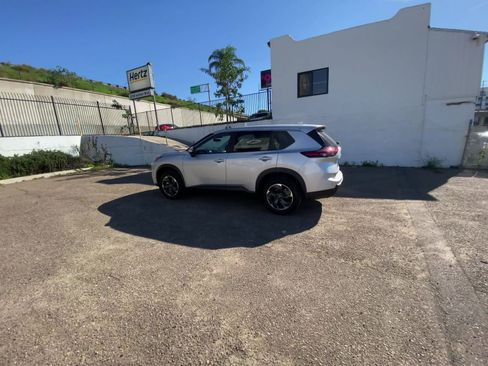 Used 2025 Nissan Rogue SV FWD image 15