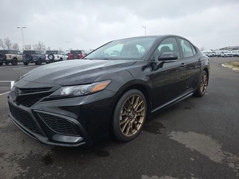 Used 2023 Toyota Camry SE w/ Convenience Package FWD image 2
