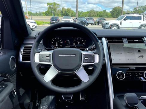 Used 2025 Land Rover Discovery Dynamic SE AWD/4WD image 8