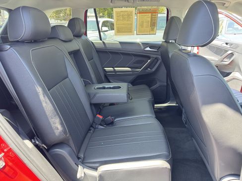 Certified 2023 Volkswagen Tiguan SE w/ Panoramic Sunroof Package FWD image 37