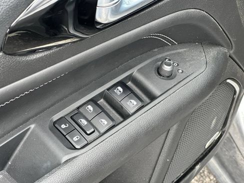 Used 2024 Jeep Compass Latitude w/ Sun and Sound Group AWD/4WD image 16