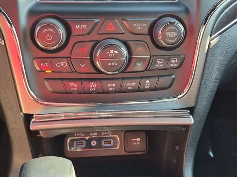 Used 2018 Jeep Grand Cherokee Limited w/ Luxury Group II AWD/4WD image 25
