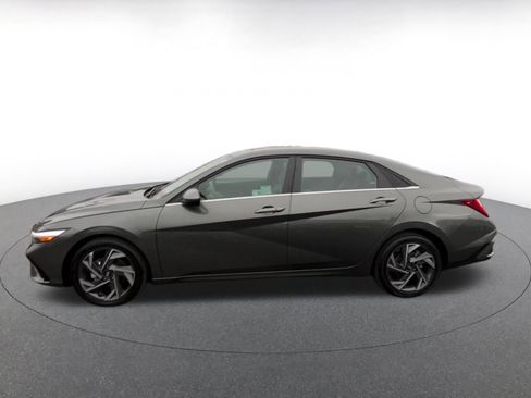 Used 2025 Hyundai Elantra SEL image 9