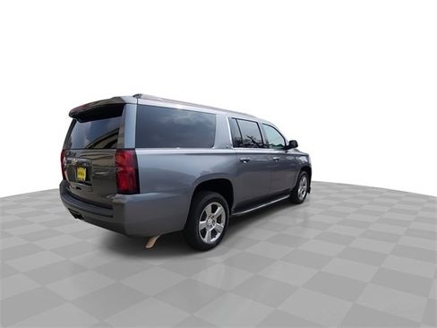 Used 2018 Chevrolet Suburban LT image 8
