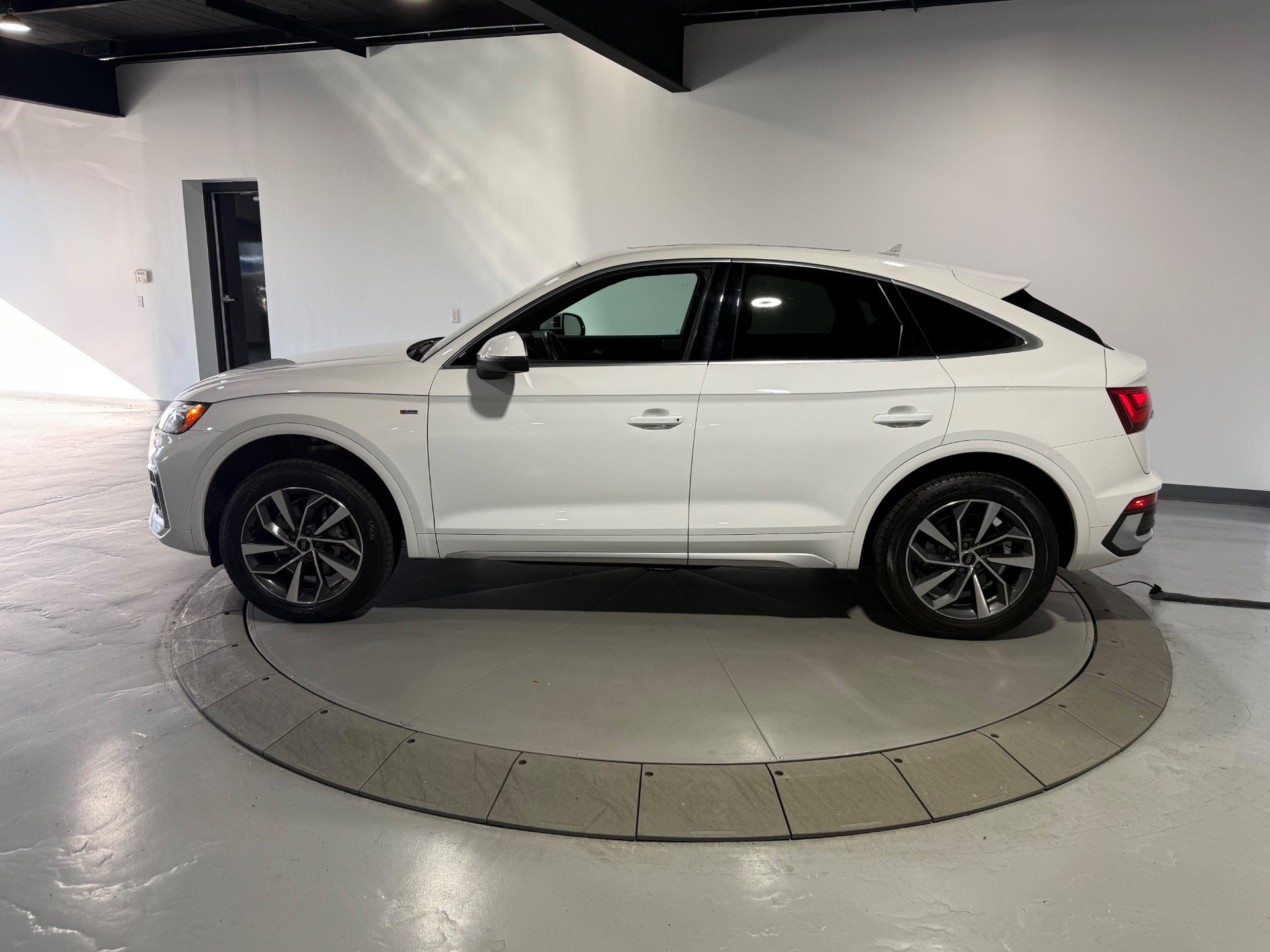Used 2023 Audi Q5 2.0T Premium w/ Convenience Package AWD/4WD image 10