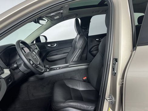 Used 2025 Volvo XC60 B5 Plus image 18