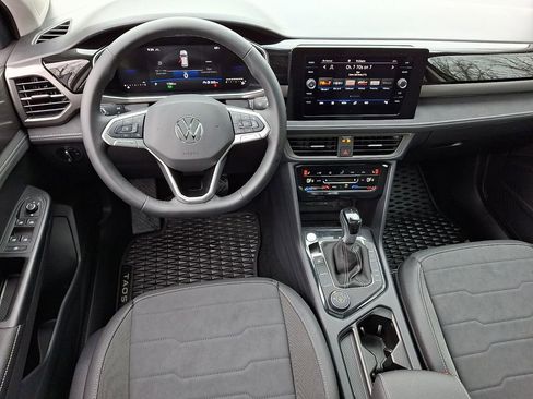 Certified 2025 Volkswagen Taos SE AWD/4WD image 11
