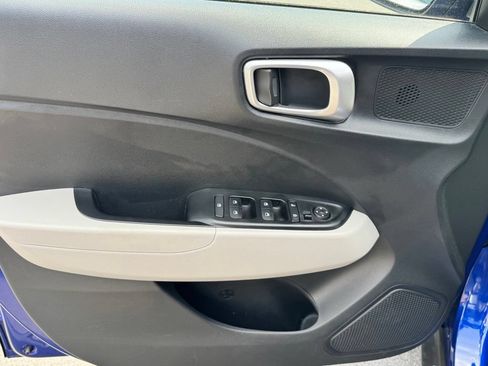 Used 2025 Hyundai Venue SEL FWD image 18