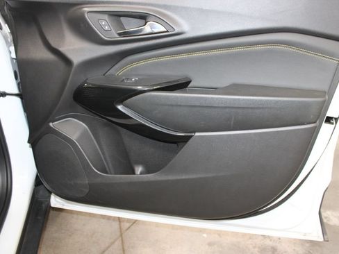 Used 2025 Chevrolet Trax LT FWD image 35