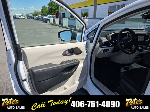 Used 2022 Chrysler Voyager LX image 19