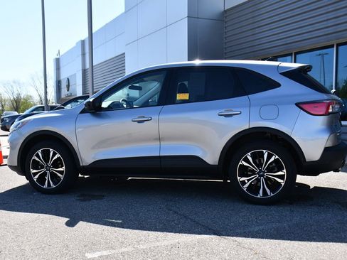 Used 2022 Ford Escape SE w/ SE Sport Appearance Package AWD/4WD image 3