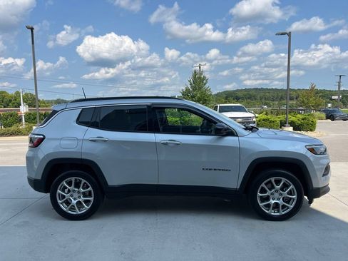Used 2024 Jeep Compass Latitude w/ Sun and Sound Group AWD/4WD image 23