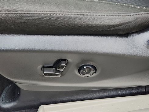 Used 2022 Chrysler Voyager LX image 16