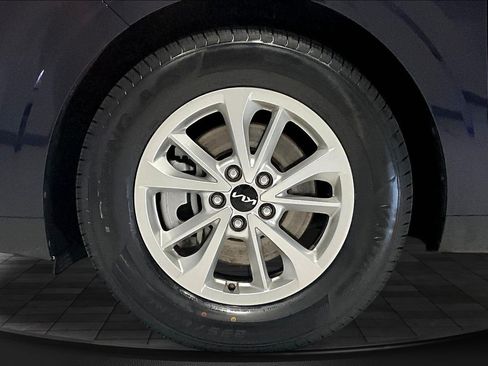 Used 2023 Kia Carnival LX FWD image 35