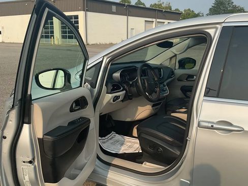 Used 2024 Chrysler Pacifica Touring-L FWD image 9