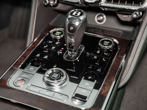 Certified 2022 Bentley Flying Spur V8 image 42