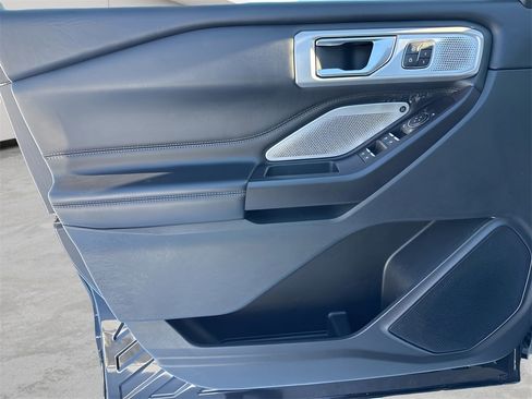 Used 2020 Ford Explorer Platinum w/ Premium Technology Package image 29