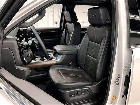 Used 2024 Chevrolet Silverado 1500 High Country w/ High Country Premium Package AWD/4WD image 24