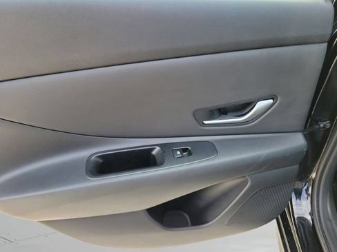Used 2025 Hyundai Elantra Limited FWD image 18
