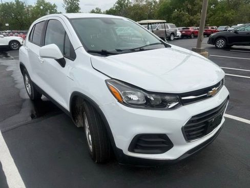 Used 2021 Chevrolet Trax LS w/ Tint and Cruise Package FWD image 3