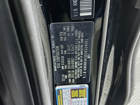 Used 2025 Kia Carnival FWD image 12