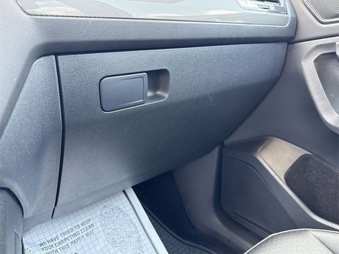 Used 2024 Volkswagen Tiguan SE image 38