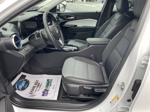 Used 2025 Chevrolet Trax LT w/ LT Convenience Package image 22