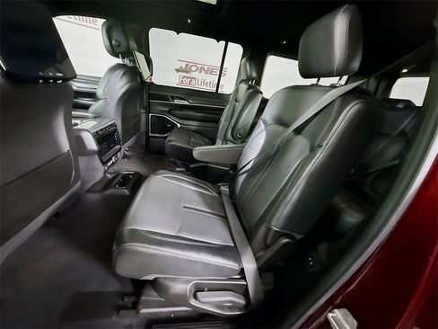 Used 2022 Jeep Wagoneer Series III w/ Premium Group I image 30