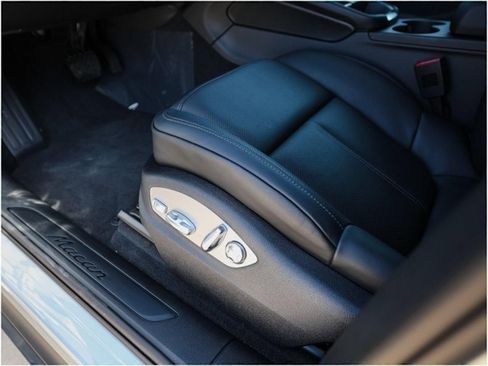 Certified 2025 Porsche Macan image 14