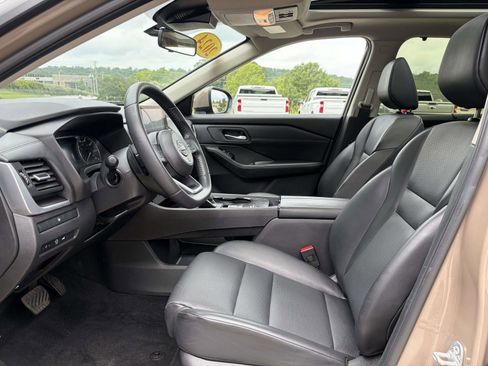 Used 2024 Nissan Rogue SV w/ SV Premium Package FWD image 4